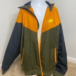 Nike wind breaker LG
